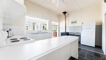 Uuni, liesi, leivänpaahdin, ruokailupöytä