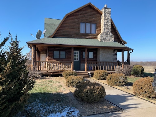 Charming 4-bedroom Sleeps 10 lodge with AC and WiFi in welcoming Nebo