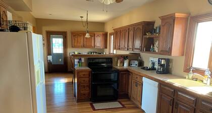 Charming 4-bedroom Sleeps 10 lodge with AC and WiFi in welcoming Nebo