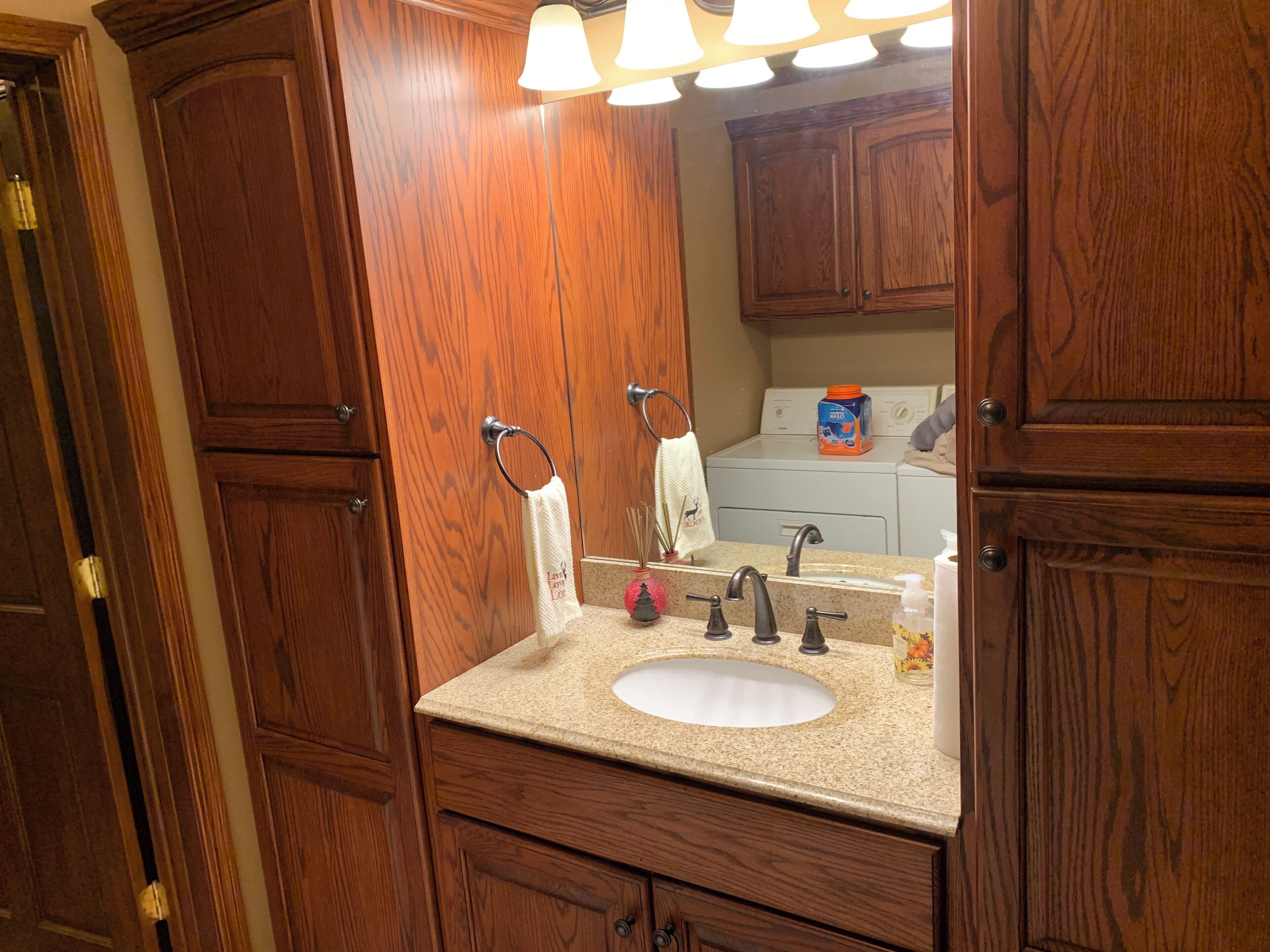 Douche, serviettes fournies, savon, shampoing