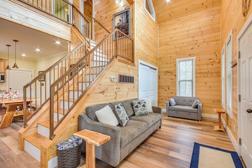 Covered Porch & Fire Pit: Cabin in Richland