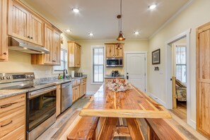 Fridge, microwave, stovetop, dishwasher - Covered Porch & Fire Pit: Cabin in Richland (Richland)