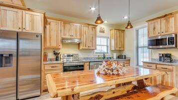 Fridge, microwave, stovetop, dishwasher