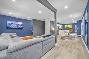 Smart TV - This house is a 3 bedroom(s), 1.5 bathrooms, located in Cleveland, OH. (Cleveland)