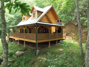 Exterior - Bear Tree-Pet Friendly, Private Luxury Cabin Rental, 30 Minutes to the Great Smoky Mountains, Rafting-Nantahala NC (Topton)