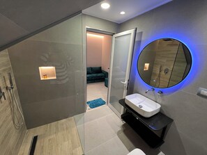 Quarto luxo | Banheiro | Chuveiro, secador de cabelo, toalhas de banho 