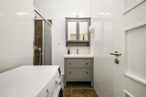 Dusche, Haartrockner, Handtücher, Seife