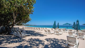 Plage à proximité, chaises longues, serviettes de plage