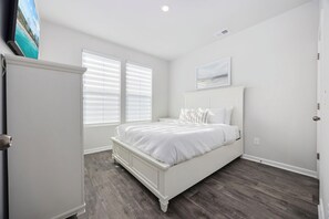 4 slaapkamers, een bureau, een strijkplank/strijkijzer, reisbedje