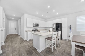 Fridge, microwave, oven, stovetop - 2025 Build-Family-Friendly-EV Charger-Near Golf, Beach & Shopping! (Little River)
