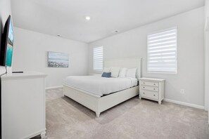 4 habitaciones, escritorio y tabla de planchar con plancha