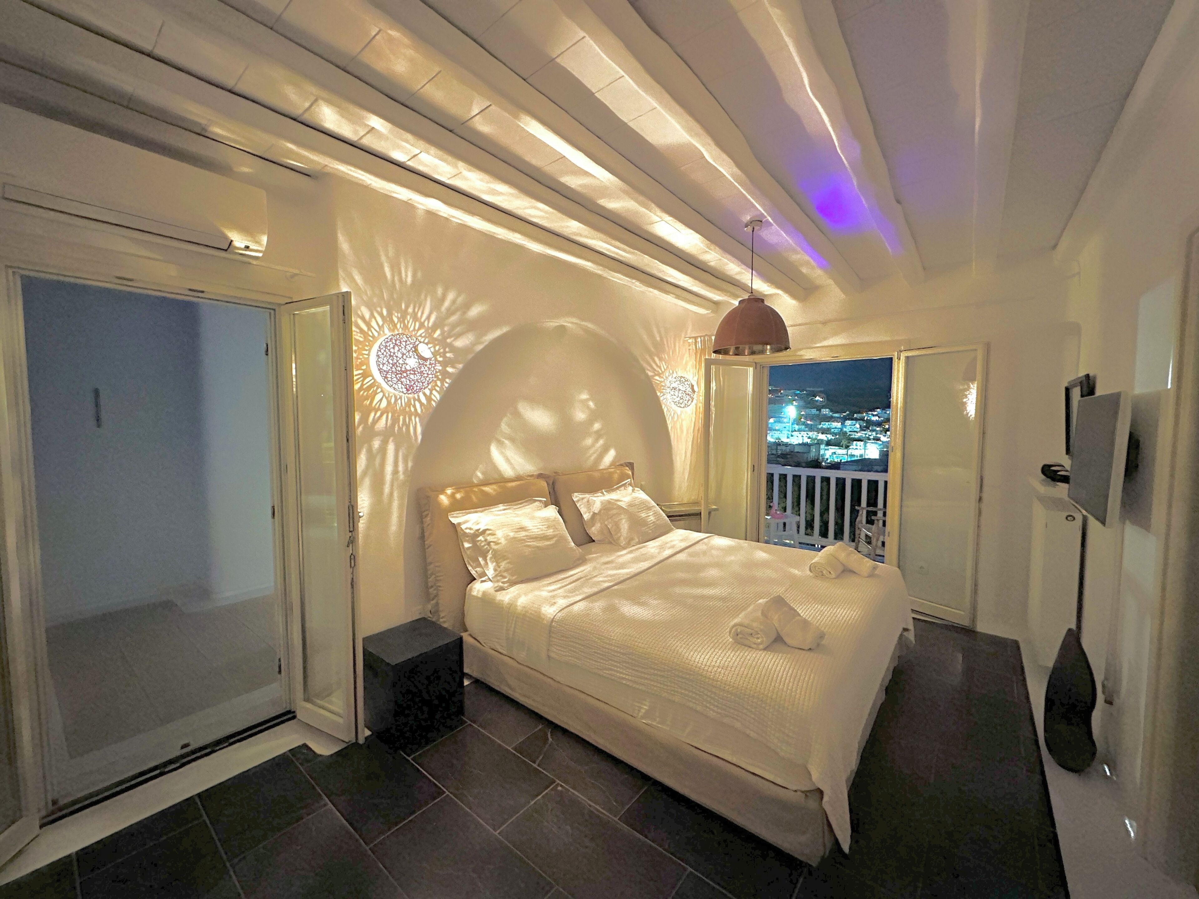 5 bedrooms, in-room safe, desk, iron/ironing board