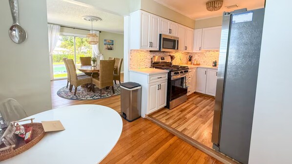 Microwave, oven, stovetop, dishwasher - Charming 3-bedroom house with Heated Pool in Lake Worth Beach (Lake Worth Beach)