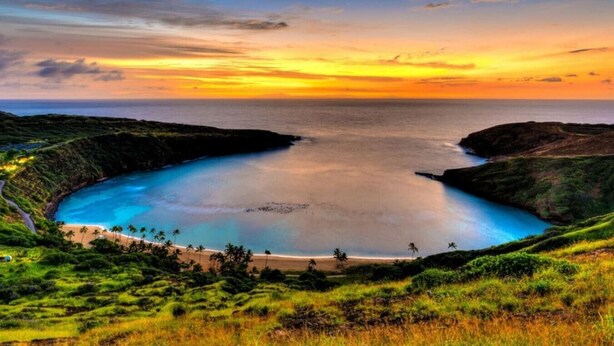 A coastal landscape with a clear view of a bay surrounded by hills and a beach with palm trees. - Waikiki Marina Ocean View Studio w/ Parking (Honolulu)