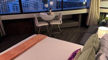 Työpöytä, silitysrauta/-lauta, Wi-Fi, vuodevaatteet