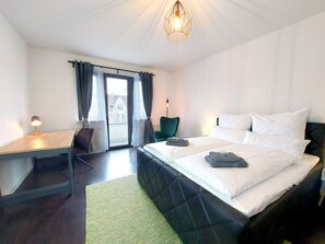 2 bedrooms, desk, iron/ironing board, free WiFi - SeWo Fichte: Feel-good apartment with balcony (Wiesbaden)