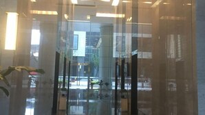 A modern interior with reflective glass walls, a polished floor, and recessed lighting. - She&He Apartment Hotel (Shenzhen Science Park) (Shenzhen)