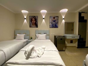 Chambre Classique Double ou avec lits jumeaux, vue ville | Espace de travail pour ordinateur portable, Wi-Fi gratuit