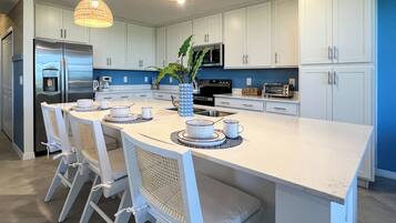 冰箱、微波炉、烤箱、炉灶