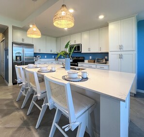 Fridge, microwave, oven, stovetop - Brand new 2 Bedroom/ 2 Bath Condo with Country club membership (Venice)