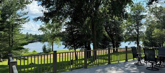 Charming 3-bedroom plus loft cottage on Lake Arrowhead and near Sand Valley!