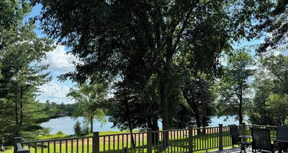 Charming 3-bedroom plus loft cottage on Lake Arrowhead and near Sand Valley!