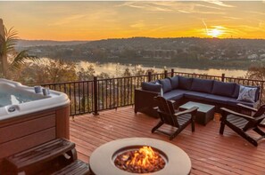 Terrace/patio - Rhythm&Views- Hillside home in Mount Adams with Hot Tub and River Views (Cincinnati)