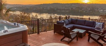 Rhythm&Views- Hillside home in Mount Adams with Hot Tub and River Views