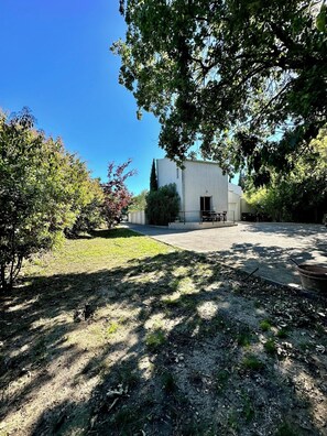 Property grounds - House with pool/garden near pic-saint-loup (Assas)