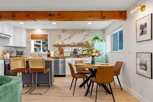 2 King Suite BBQ Free parking 93 Walking score Pet-friendly