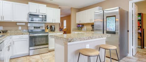 Fridge, microwave, stovetop, dishwasher
