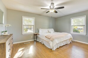 3 bedrooms, iron/ironing board, Internet, bed sheets - 4 Mi to Dtwn Tuscaloosa: Home w/ Cozy Den! (Tuscaloosa)