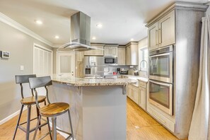 Fridge, microwave, stovetop, dishwasher - 4 Mi to Dtwn Tuscaloosa: Home w/ Cozy Den! (Tuscaloosa)