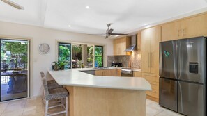 Fridge, microwave, oven, stovetop - Belle Escapes Waterfall Crossing (Redlynch)