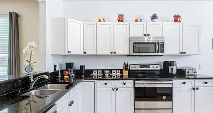 TOP-RATED Windsor Hills Home ♥ THEATER ROOM, Game Room, Pool/Spa ♥4 Mi to Disney