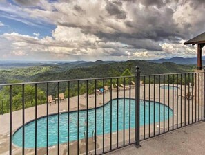 Outdoor pool - Sky High Mountain Views w/ HotTub Resort Pool &Gym (Sevierville)