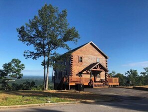 Exterior - Luxury Mountain View above Dollywood HotTubResPool (Sevierville)
