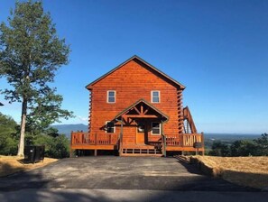 Exterior - Luxury Mountain View above Dollywood HotTubResPool (Sevierville)