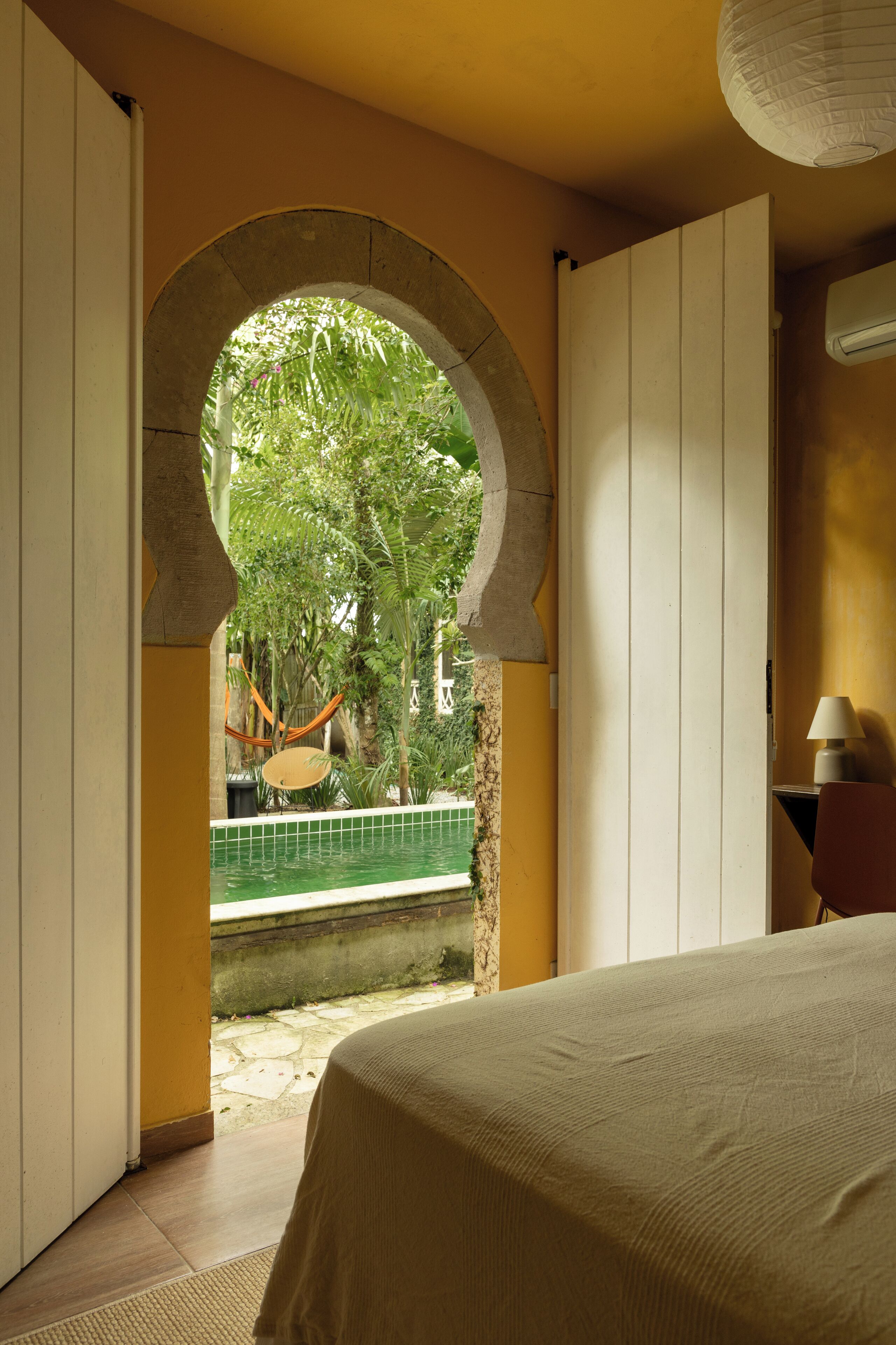 Quarto conforto, 1 cama Queen, vista para a piscina | Roupas de cama premium, individualmente decorados