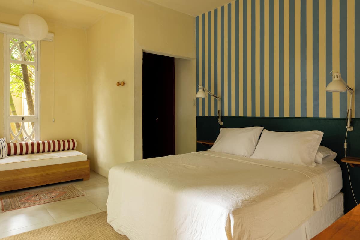 أغطية فراش متميزة ومكتب ومساحة عمل للكمبيوتر المحمول وستائر تعتيم