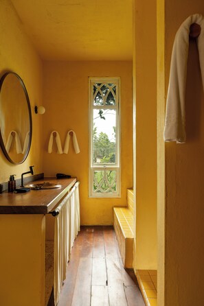 Deluxe Double Room, Balcony, Pool View | Bathroom | Shower, free toiletries, hair dryer, towels - O Portalzinho (Paraty)