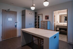 Una cocina moderna con una isla central, armarios y un horno empotrado.