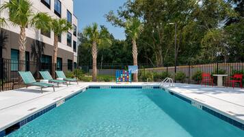 Una piscina al aire libre de temporada