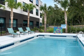 Una piscina al aire libre de temporada