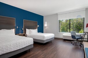 Habitación, 2 camas de matrimonio, accesible en silla de ruedas | Escritorio y espacio para trabajar con un portátil