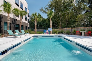Una piscina al aire libre de temporada