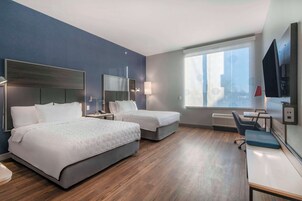 Escritorio, espacio para trabajar con un portátil, cortinas opacas