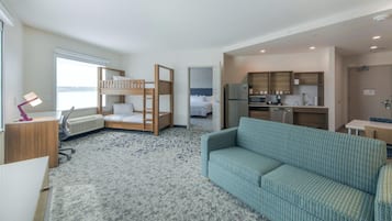 Suite, 1 soverom | Oppholdsområde | En 70-tommers LED-TV med Parabol-TV samt Netflix og strømmetjenester