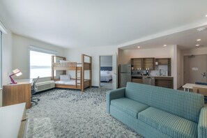 Suíte, 1 quarto | Área de estar | TV LED 70 polegadas com canais via satélite, Netflix