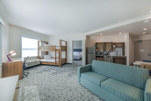 Suíte, 1 quarto | Área de estar | TV LED 70 polegadas com canais via satélite, Netflix